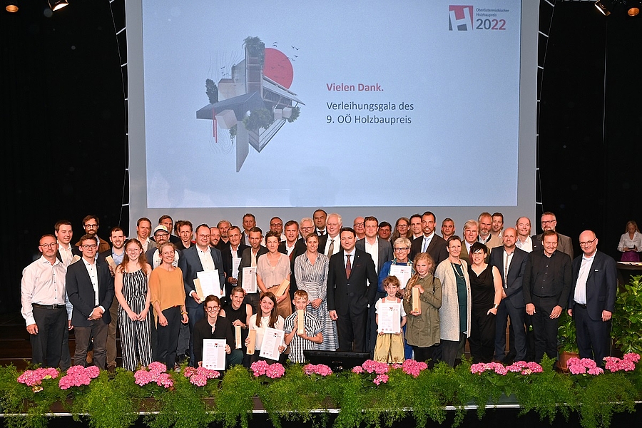 Gruppenfoto von der Verleihung des Holzbaupreises 2022